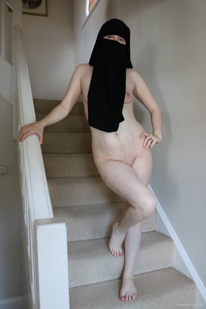 British Wife Posing Nude In Niqab