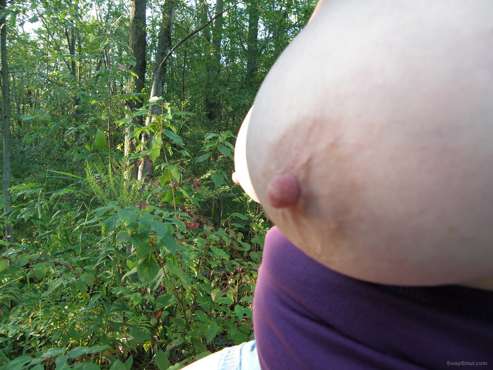 40dd big breasts with small nipples like to be kissed